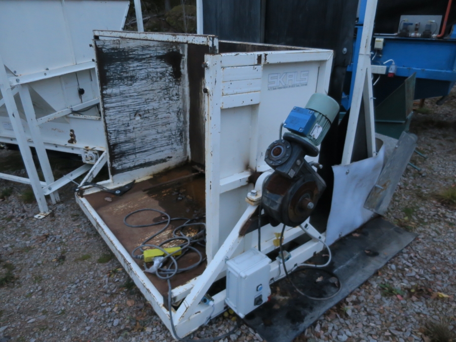 4920 SKALS box turner with Bunker