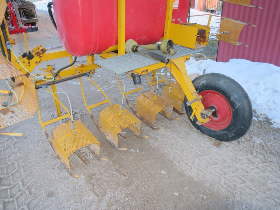 4938 JT Moteska spraying systems row crop sprayer