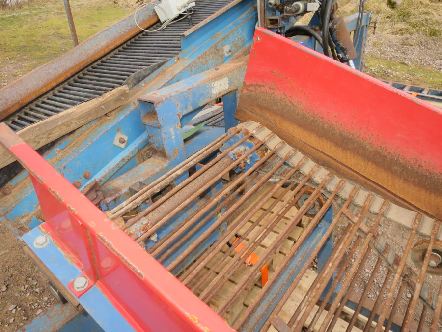 5004 Asa-Lift combi mini carrot harvester with box table