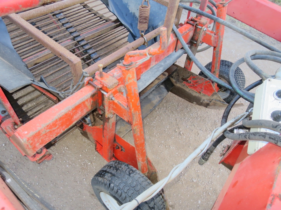 5008 Kverneland Underhaug 2200 onion loader harvester