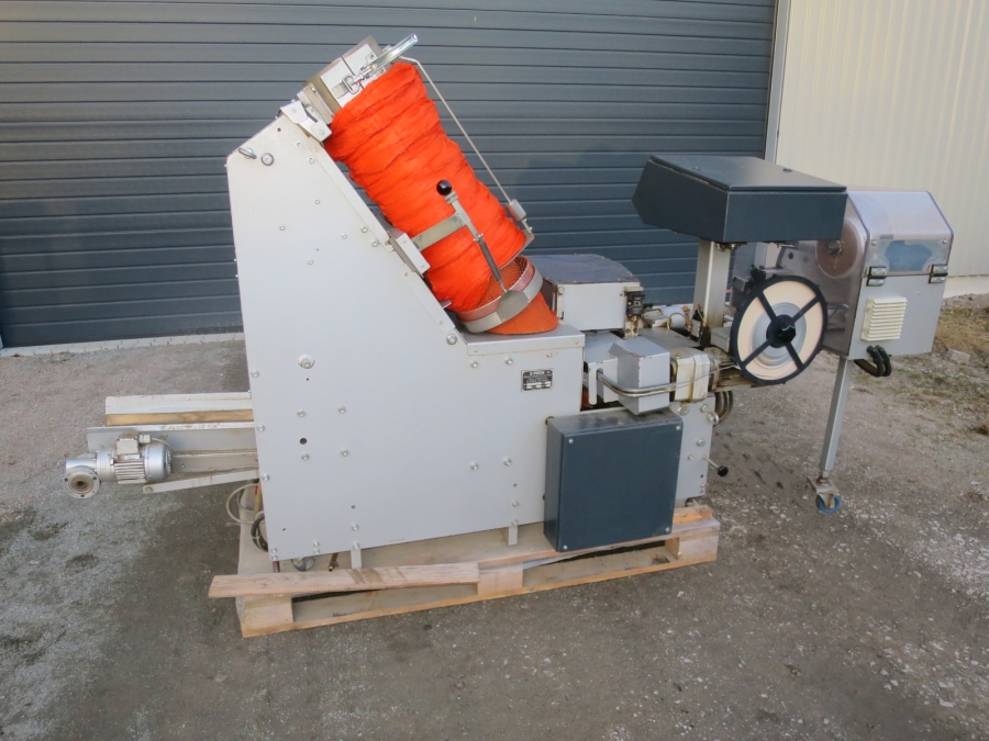 5011 C-Pack VAC 929 Net clipper automatic net bagger