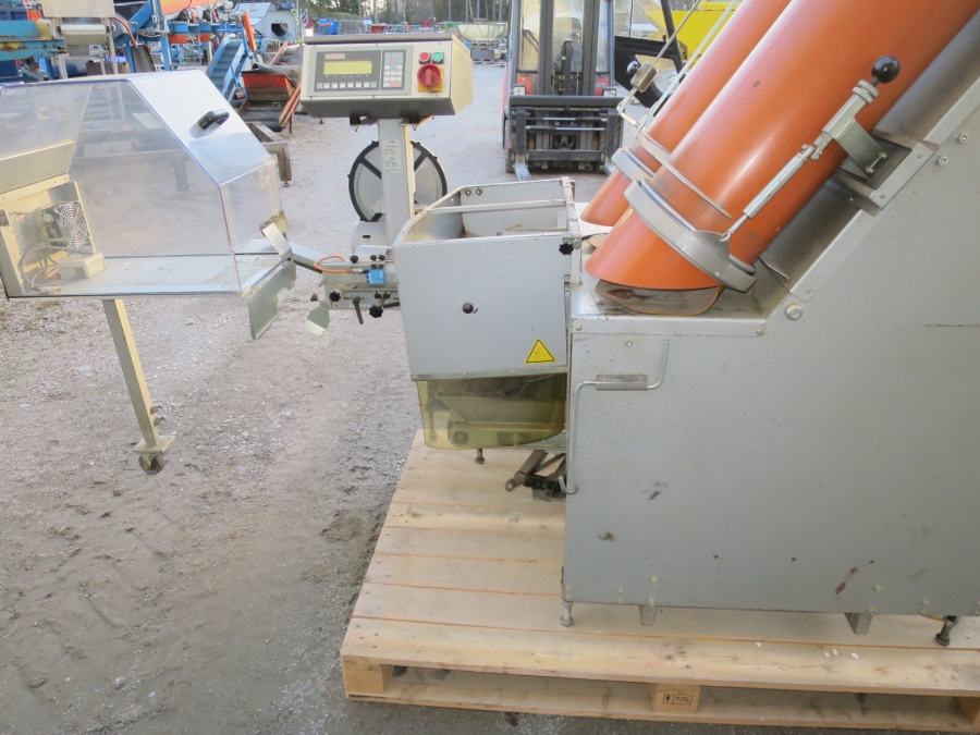 5025 C-Pack VAC 929 Net clipper automatic net bagger