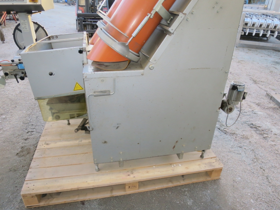 5025 C-Pack VAC 929 Net clipper automatic net bagger