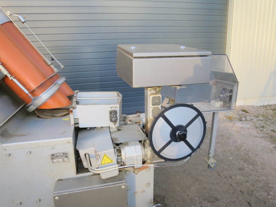 5025 C-Pack VAC 929 Net clipper automatic net bagger