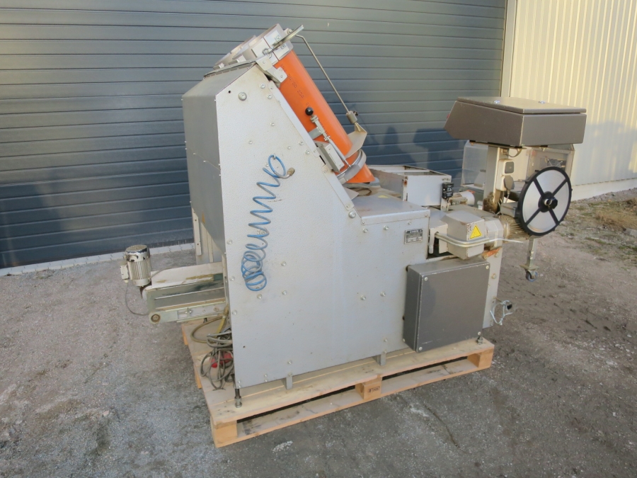 5025 C-Pack VAC 929 Net clipper automatic net bagger