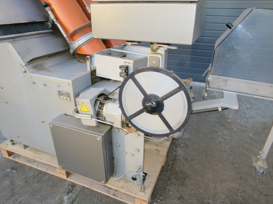 5025 C-Pack VAC 929 Net clipper automatic net bagger