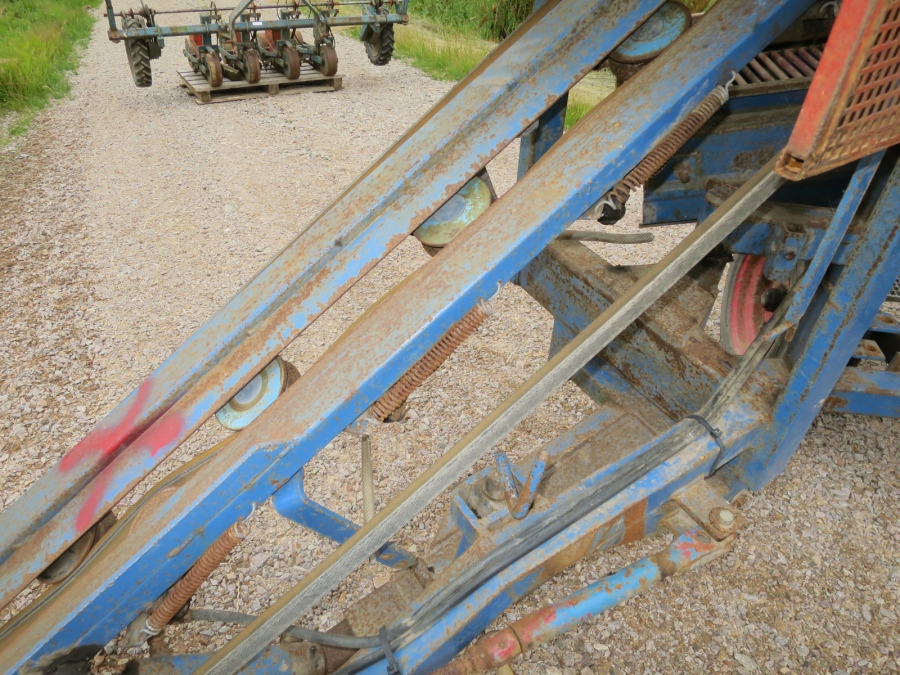 5036 Asa-Lift carrot harvester mounted