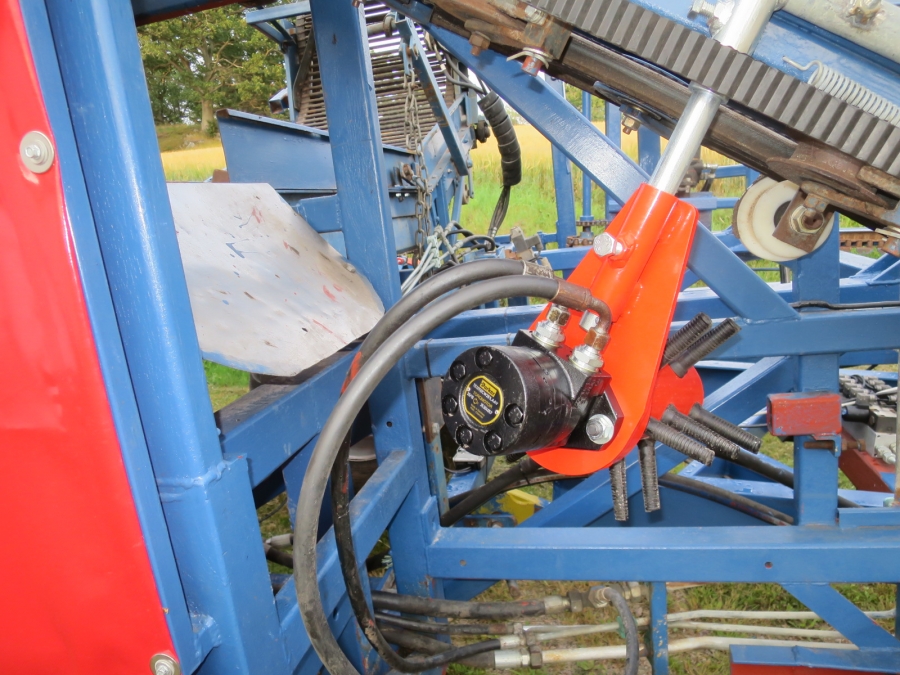 5076 Asa-lift carrot harvester with auto box filling