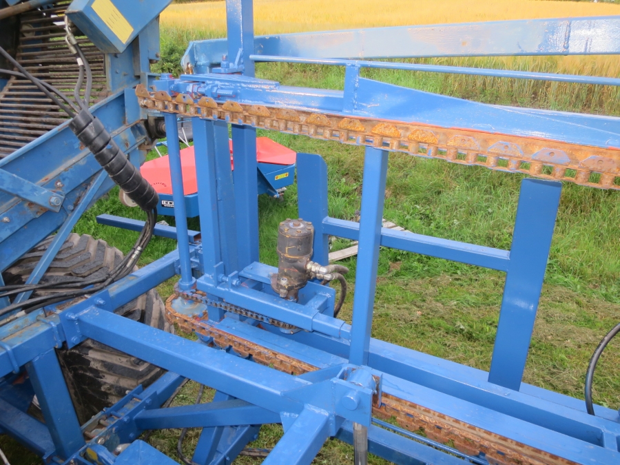 5076 Asa-lift carrot harvester with auto box filling