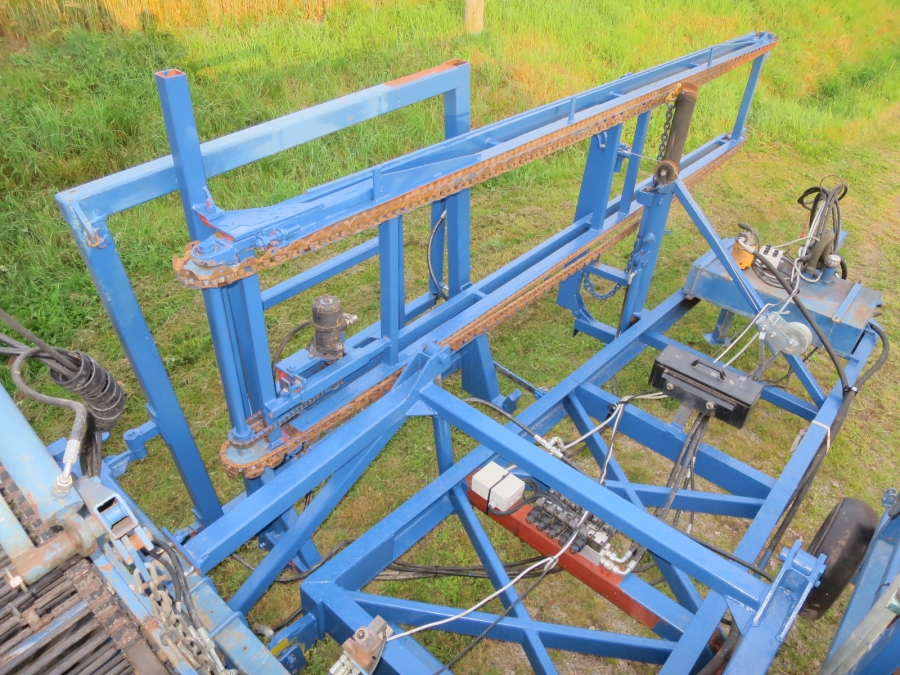 5076 Asa-lift carrot harvester with auto box filling