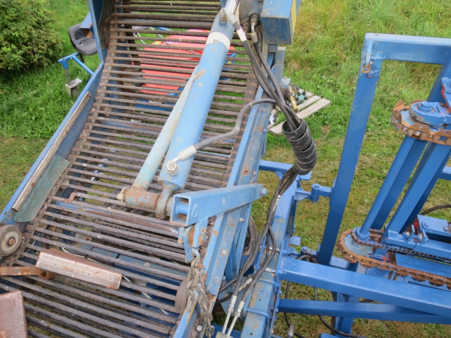5076 Asa-lift carrot harvester with auto box filling