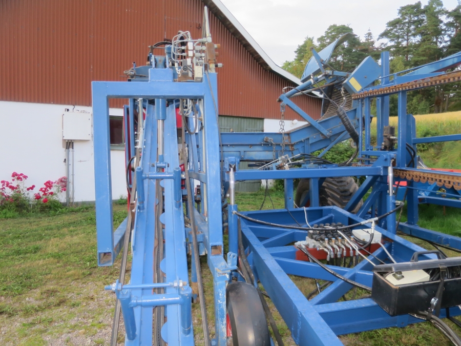 5076 Asa-lift carrot harvester with auto box filling