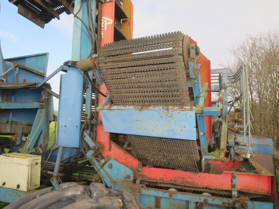 5083 Asa-Lift carrot harvester T-140B