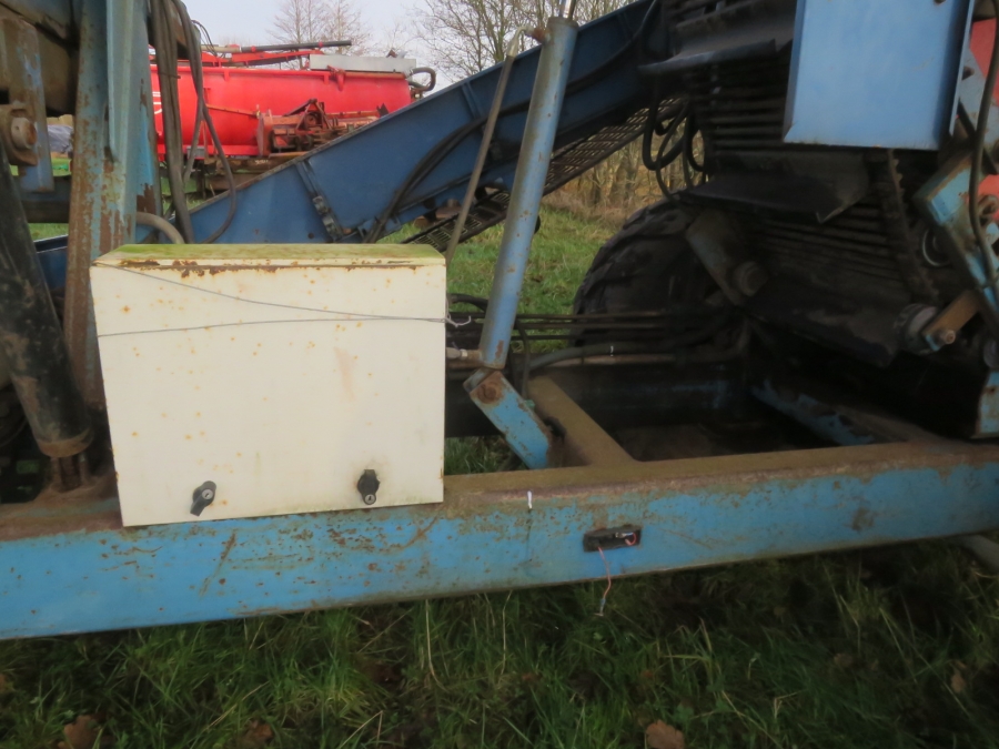 5083 Asa-Lift carrot harvester T-140B