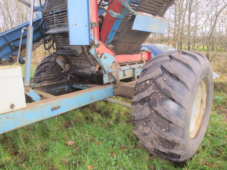 5083 Asa-Lift carrot harvester T-140B