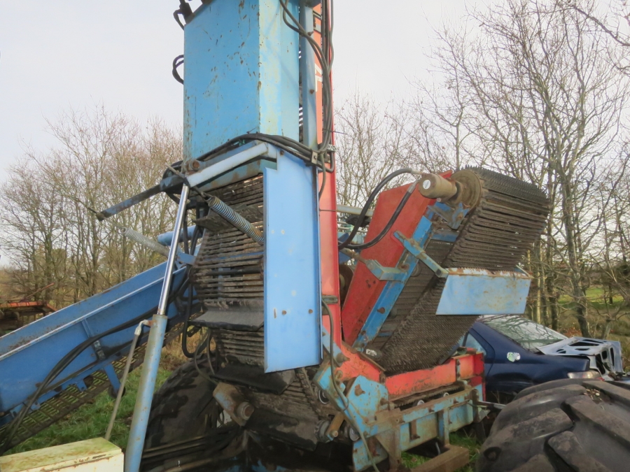 5083 Asa-Lift carrot harvester T-140B
