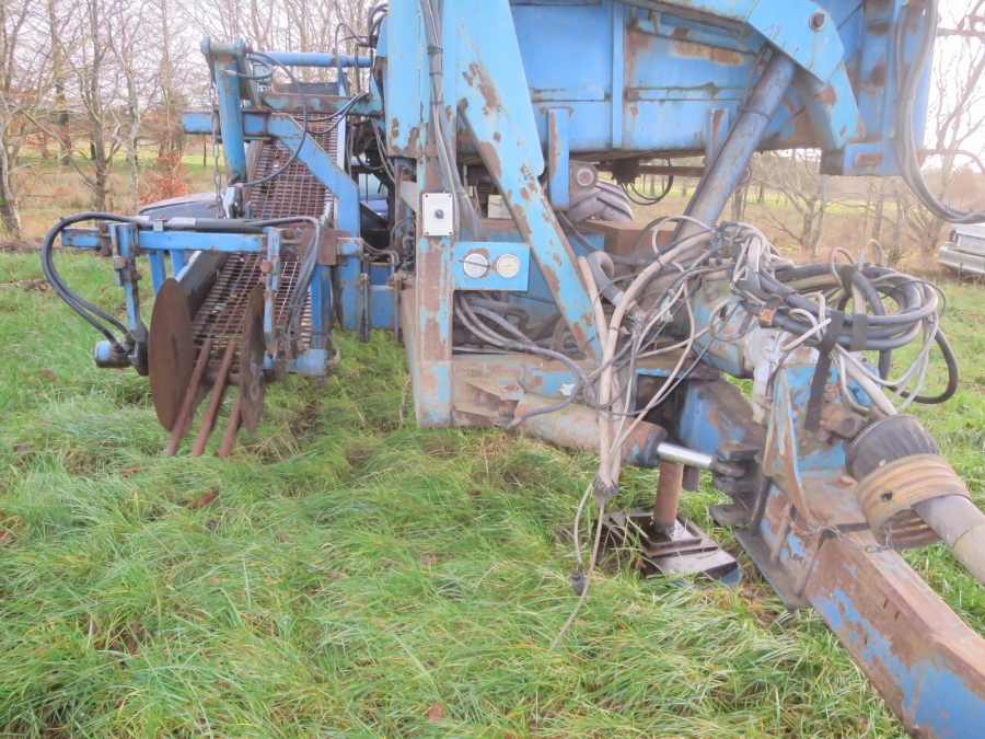 5083 Asa-Lift carrot harvester T-140B