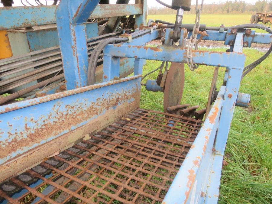 5083 Asa-Lift carrot harvester T-140B