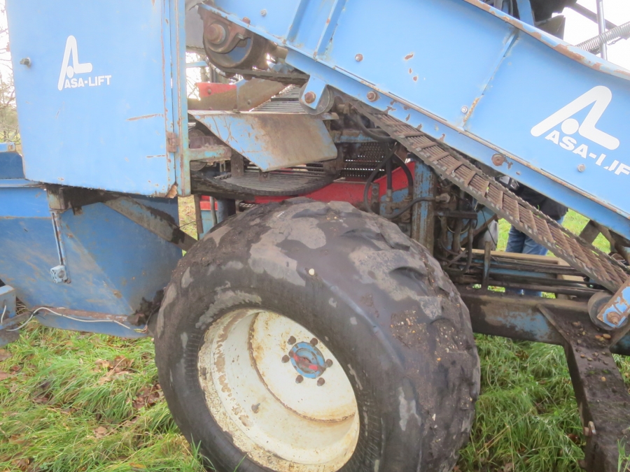5083 Asa-Lift carrot harvester T-140B