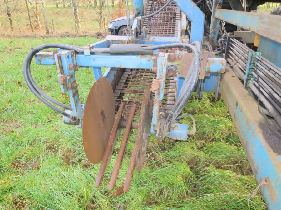 5083 Asa-Lift carrot harvester T-140B