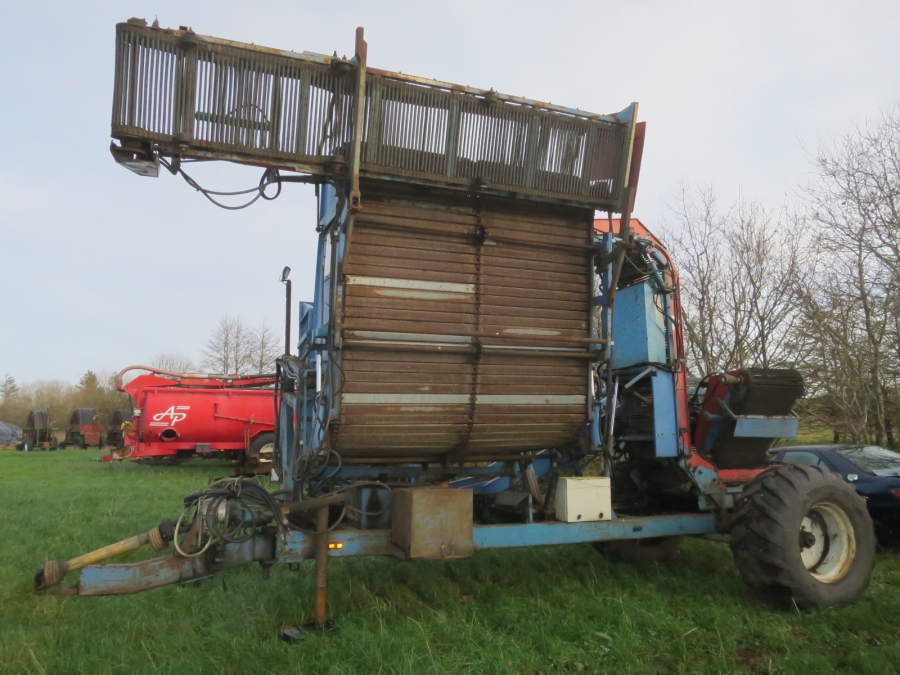 5083 Asa-Lift carrot harvester T-140B