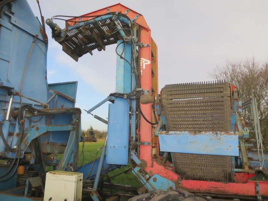 5083 Asa-Lift carrot harvester T-140B