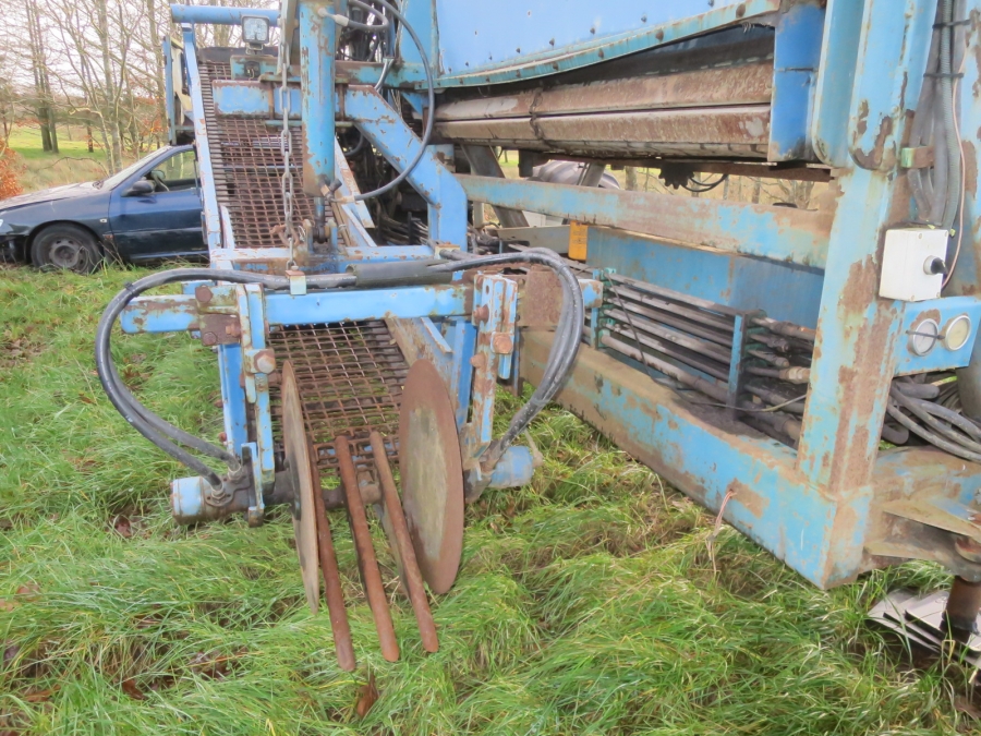 5083 Asa-Lift carrot harvester T-140B
