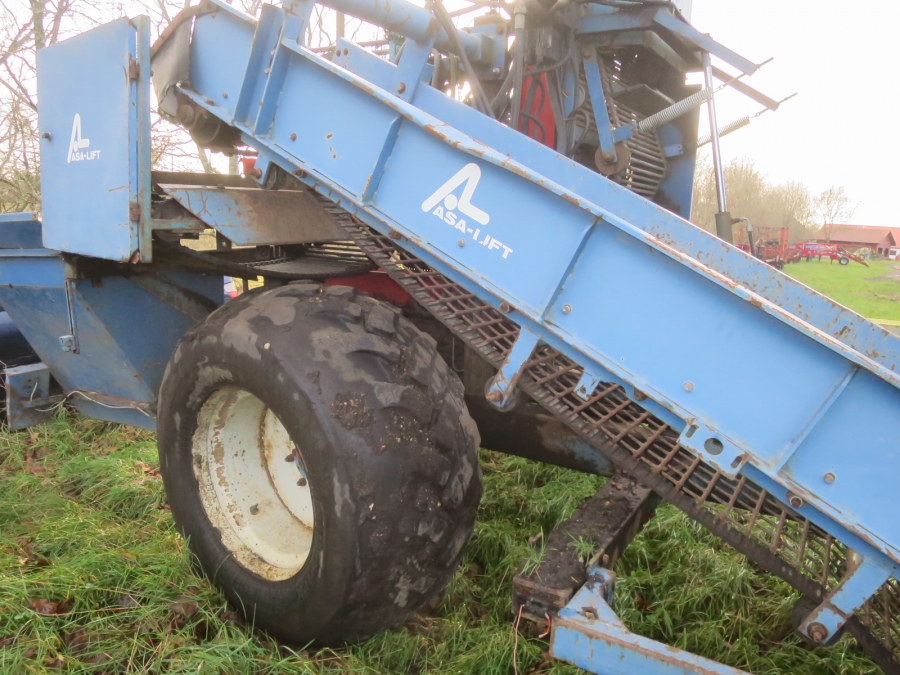 5083 Asa-Lift carrot harvester T-140B