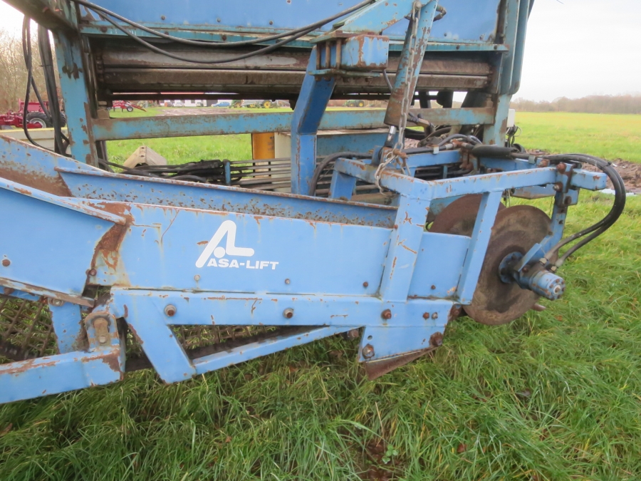 5083 Asa-Lift carrot harvester T-140B