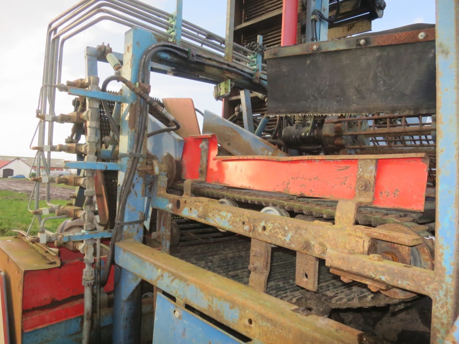 5083 Asa-Lift carrot harvester T-140B