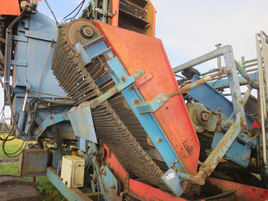 5083 Asa-Lift carrot harvester T-140B