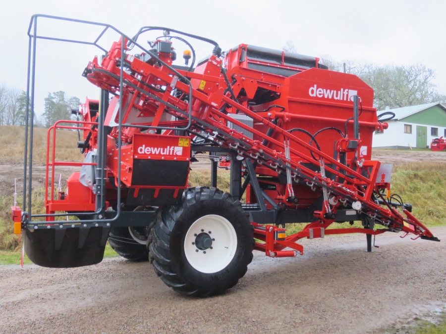 5130 Dewulf GBC carrot harvester with bunker