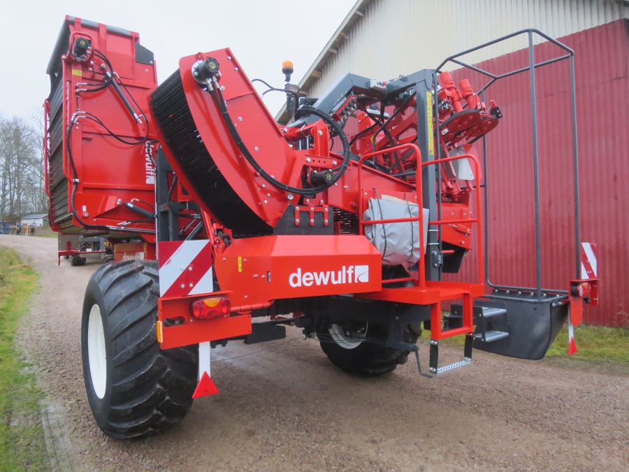 5130 Dewulf GBC carrot harvester with bunker
