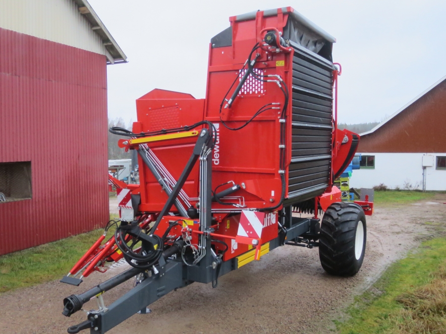 5130 Dewulf GBC carrot harvester with bunker