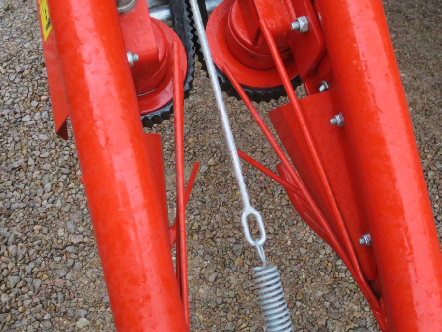 5130 Dewulf GBC carrot harvester with bunker