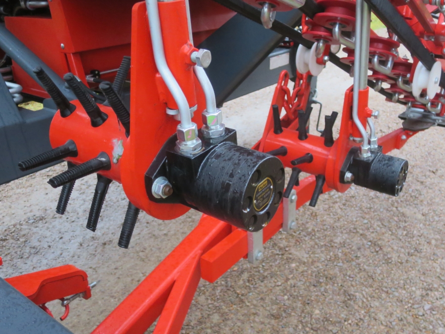 5130 Dewulf GBC carrot harvester with bunker