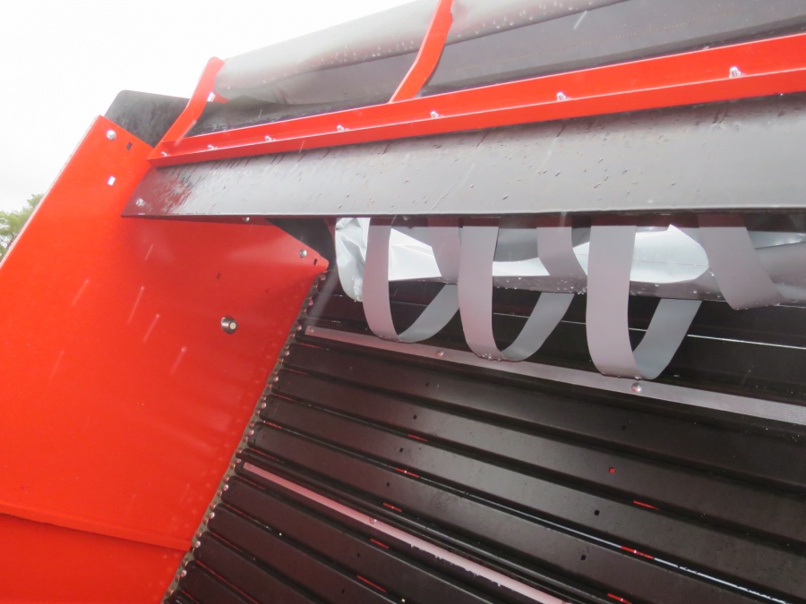 5130 Dewulf GBC carrot harvester with bunker