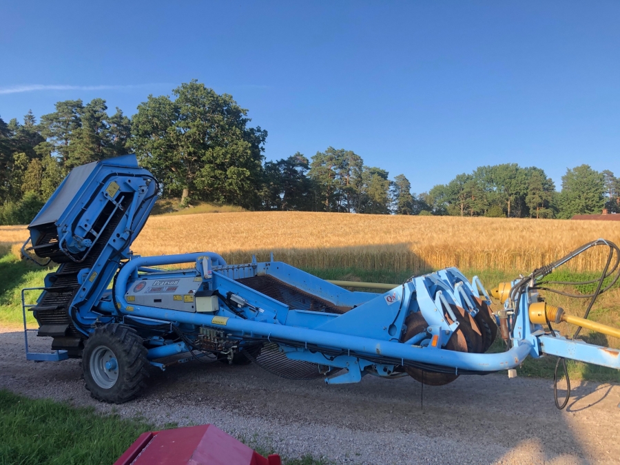 5195 Standen Pearson potato harvester 2 row with elevator