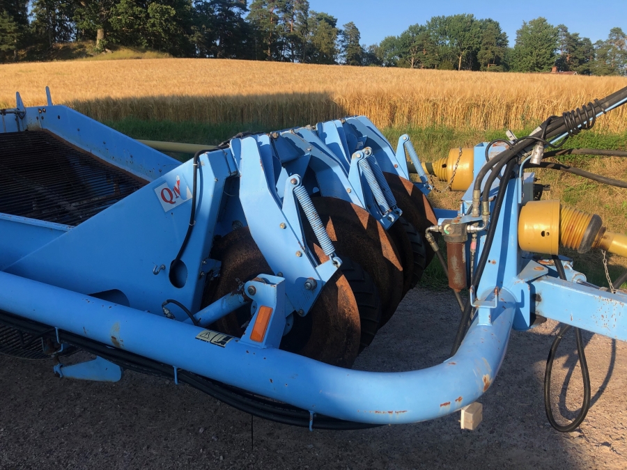 5195 Standen Pearson potato harvester 2 row with elevator