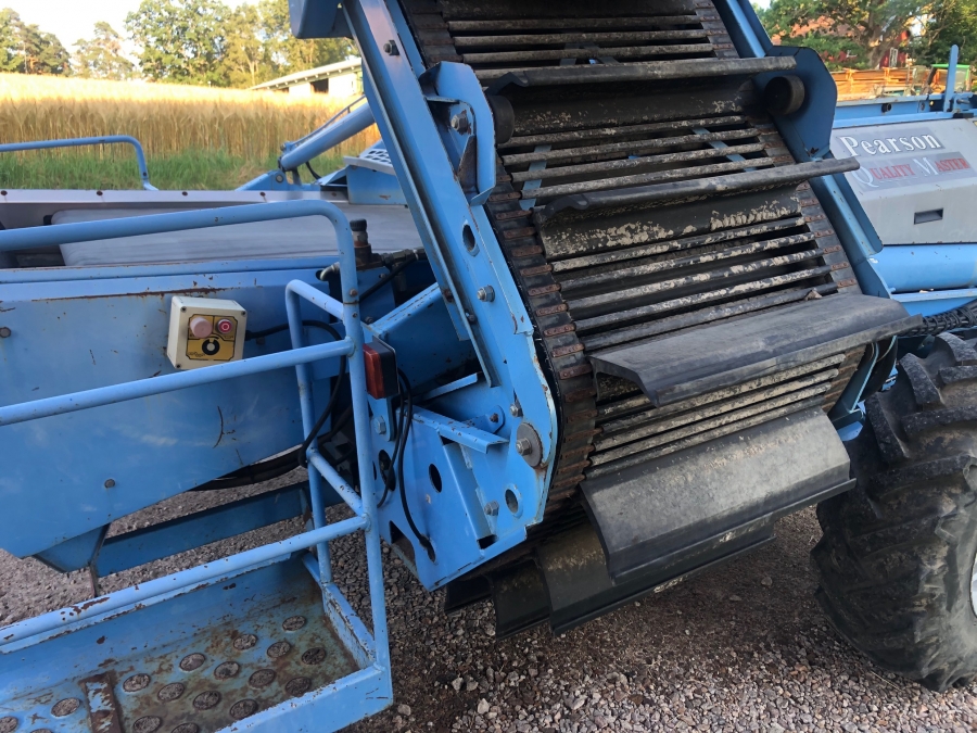 5195 Standen Pearson potato harvester 2 row with elevator