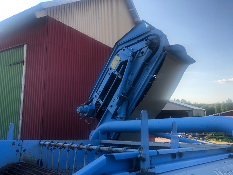 5195 Standen Pearson potato harvester 2 row with elevator