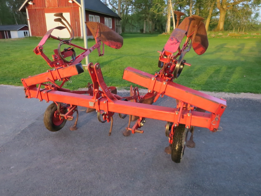 5214 Underhaug 4 row potato ridger