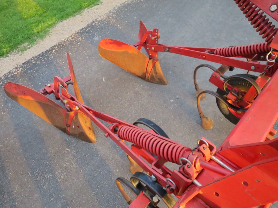 5214 Underhaug 4 row potato ridger