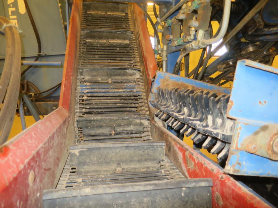 5277 Asa-Lift carrot harvester with bunker
