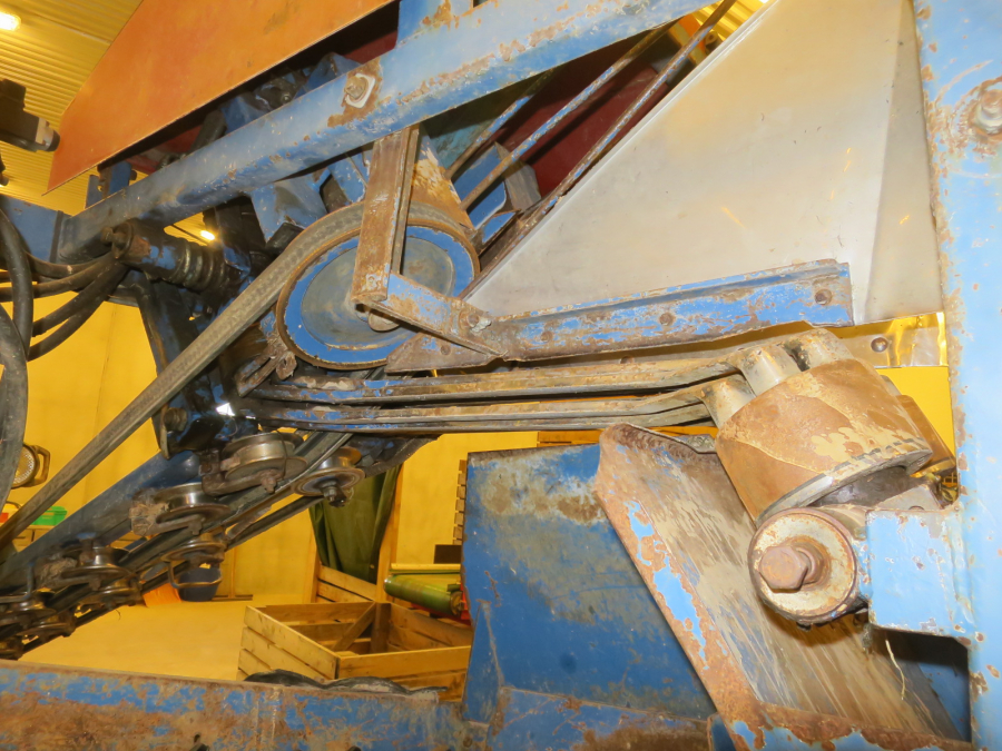 5277 Asa-Lift carrot harvester with bunker