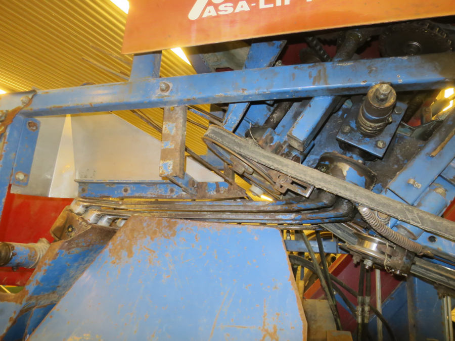 5277 Asa-Lift carrot harvester with bunker