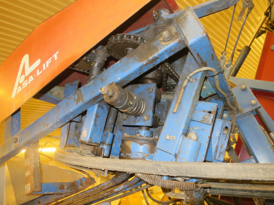 5277 Asa-Lift carrot harvester with bunker