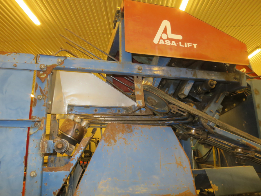 5277 Asa-Lift carrot harvester with bunker