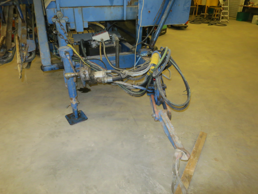 5277 Asa-Lift carrot harvester with bunker