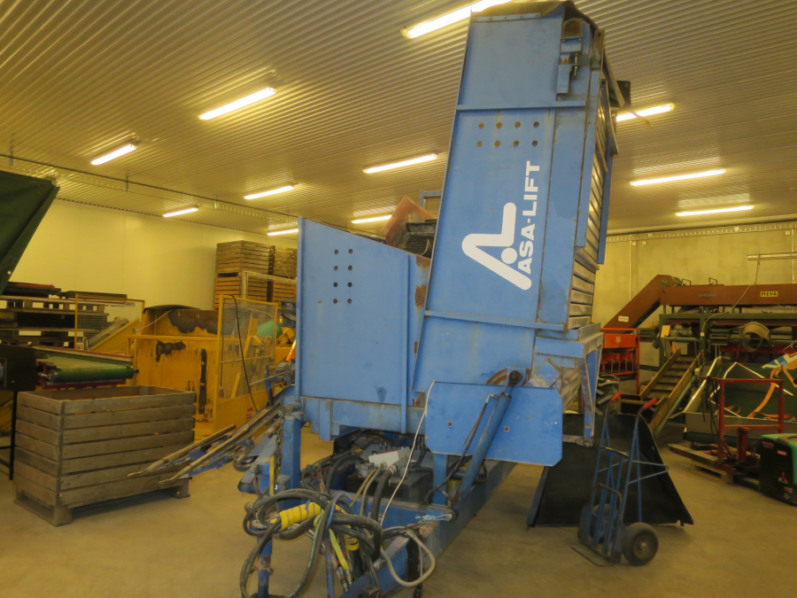 5277 Asa-Lift carrot harvester with bunker